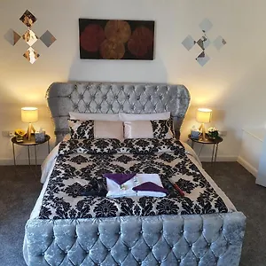 Holiday home King Bed Premium Luxury + Free Parking + Free Fast Wifi, Morley (West Yorkshire)