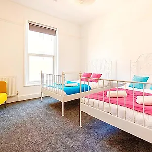 https://love-island-sleeps-12-central-blackpool.hotelsin-chester.com